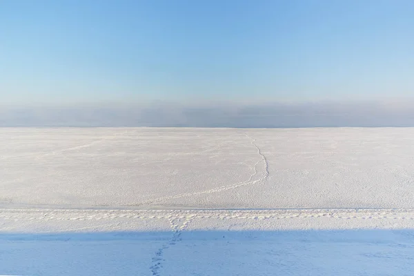 Un sentiero lungo la neve nella nebbia — Foto Stock