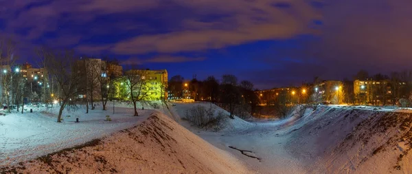 Evlerin kışın dağ geçidi