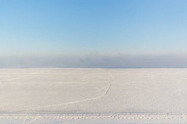 Bir yol kar üzerinde siste 