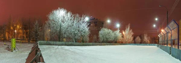 Lodowisko w pobliżu domów — Zdjęcie stockowe