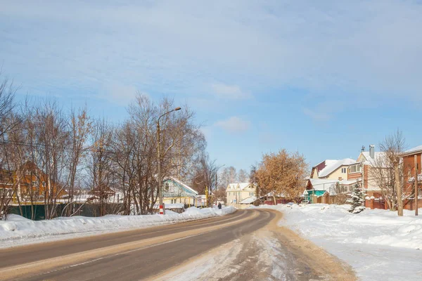 Camino de invierno en el pueblo — Foto de Stock