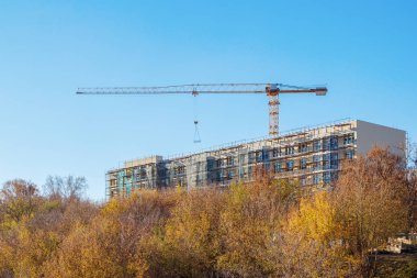 Uçurumun içinde yeni bir ev bina