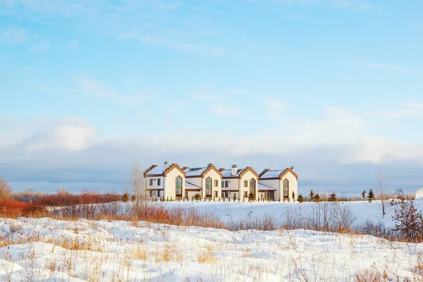 Hus på snødekt mark – stockfoto
