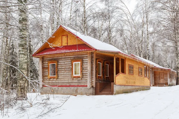 प्लॅटबँडसह नवीन लाकडी घर — स्टॉक फोटो, इमेज