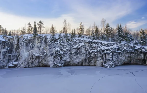 積雪下で大理石の峡谷 — ストック写真