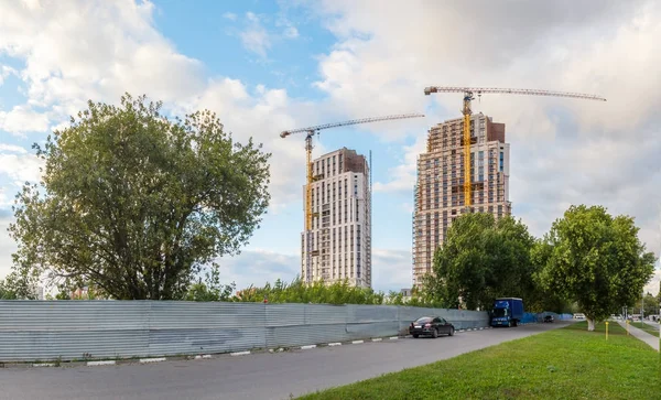 Bau von zwei mehrstöckigen Häusern — Stockfoto