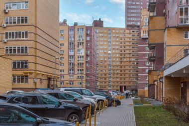 Avluya apartmanlar ve araba park
