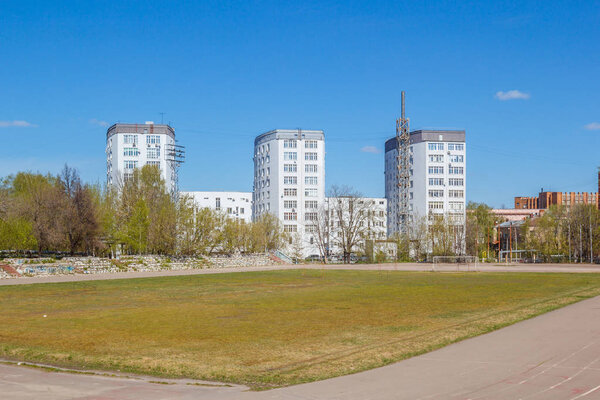 Футбольное поле возле трех домов
