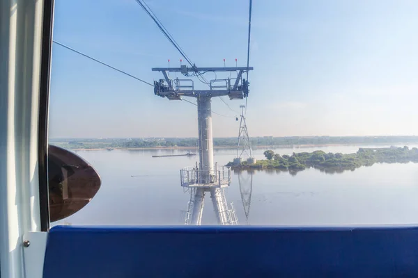 Teleferik kabin Nehri üzerinde üzerinden görüntülemek