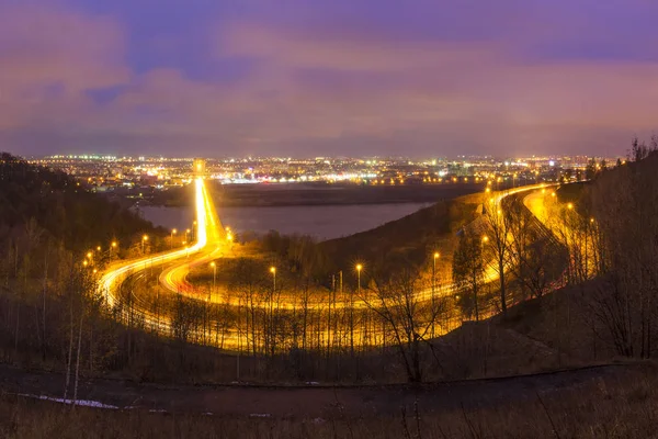 Way to the bridge across the Oka in the evening light in Nizhny — Stock Photo, Image