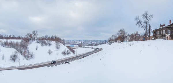 Спуск на мост зимой — стоковое фото