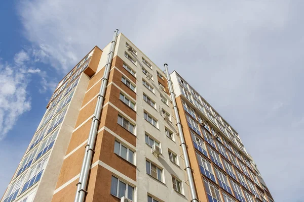 Hochhaus-Mehrfamilienhaus — Stockfoto