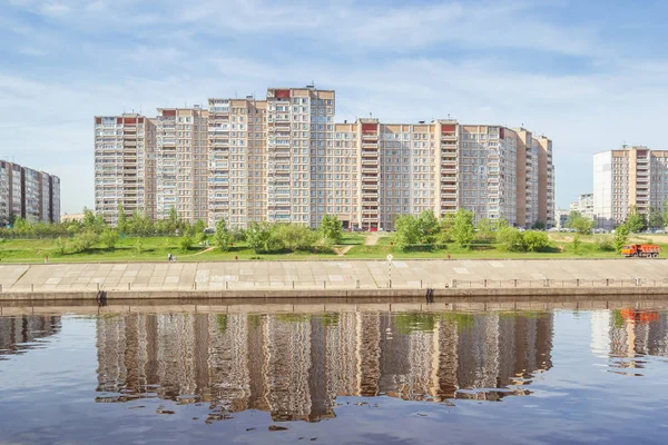 Mehrfamilienhäuser am Ufer des Flusses — Stockfoto