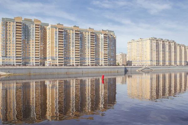 Hochhäuser am Ufer des Flusses — Stockfoto