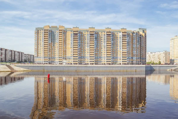 Mehrfamilienhaus am Ufer des Flusses — Stockfoto