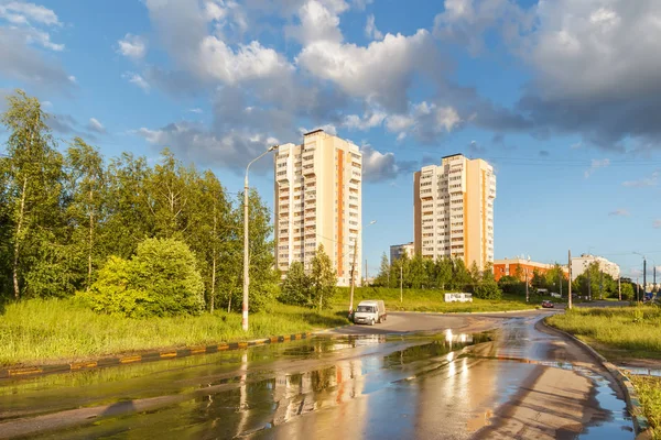 Zwei Wohnhäuser, nasse Straße im Sommer — Stockfoto