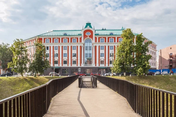 Bron och hotell i Nizhny Novgorod, Ryssland — Stockfoto