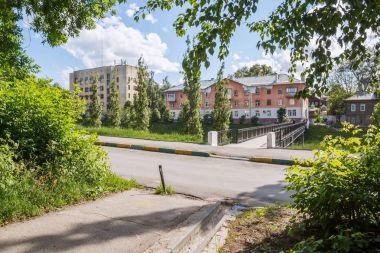 Ağaçlar, evler, köprü