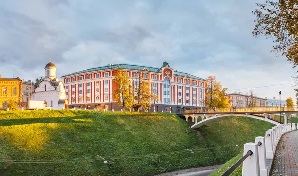 Hotel och kapell vid solnedgången i Nizhny Novgorod, Ryssland — Stockfoto