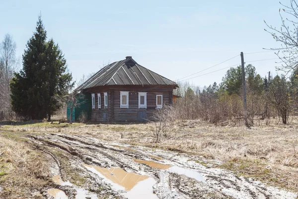 Kirli bir yola yakın bir konut ev — Stok fotoğraf