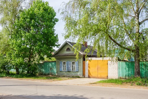 Kleine huis op de straat — Stockfoto