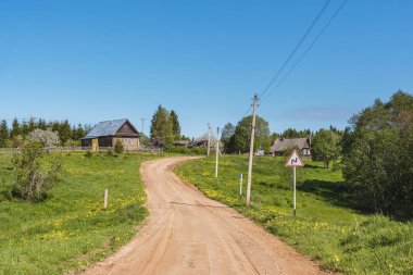 Kirli bir yolun köyün aracılığıyla