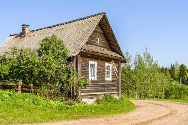 Деревянный дом у дороги — стоковое фото
