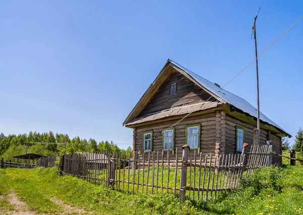 울타리와 집 — 스톡 사진