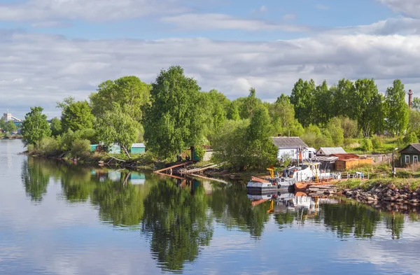 Köyde bir iskelede gemisi