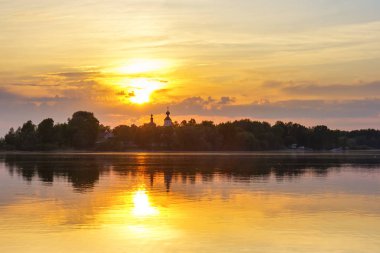 Sunset bulvarında göl Seliger Zhitnoye yarımadasında