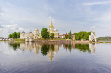 Göl Seliger üzerinde Nilo-Stolobenskaya çöl manastır görünümünü