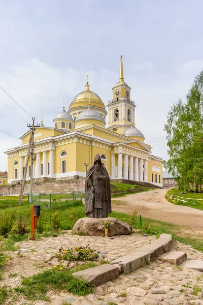 Monumento a Nil Stolobensky y la Catedral de la Epifanía en el Ni — Foto de Stock