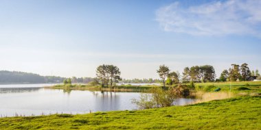 Yeşil Göl kıyısında