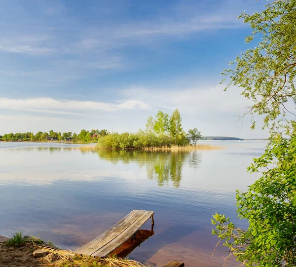 Muelle de madera en la orilla del lago — Foto de Stock