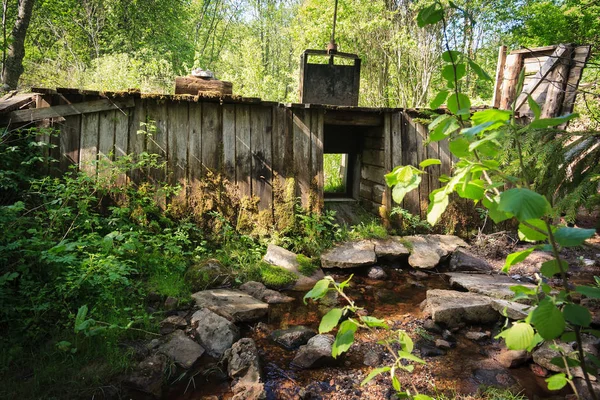 Diga di legno sul fiume Volga vicino alla sorgente, Russia — Foto Stock