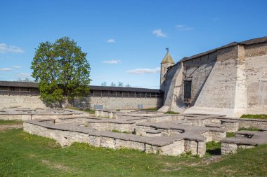 Duvarlar, Pskov Kremlin kuleleri