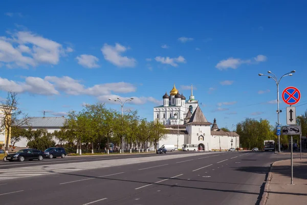 Lenin-torget, Kreml, Trefaldighetskyrkan i Pskov — Stockfoto