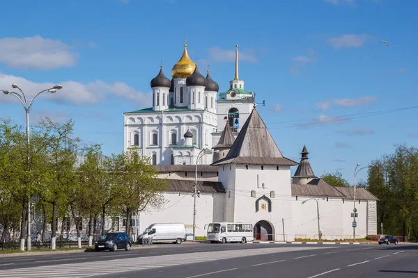 Krom, Catedral de la Santísima Trinidad en Pskov — Foto de Stock