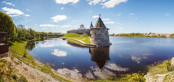 Pskov Kremlin, Pskov nehir izdiham Ve içine