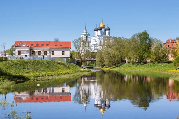 Trockij katedrála s odraz v řece ve městě Pskov — Stock fotografie