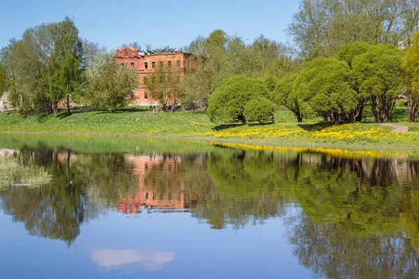 Parque na margem do rio em Pskov — Fotografia de Stock