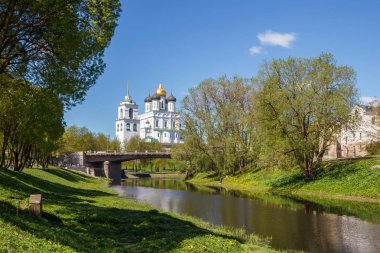 Nehir Pskov, köprü, Pskov Trinity Katedrali