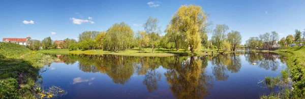 Pskov park na břehu řeky ve městě Pskov — Stock fotografie