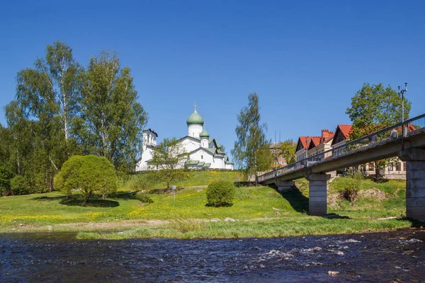 Ponte e igreja em Pskov — Fotografia de Stock