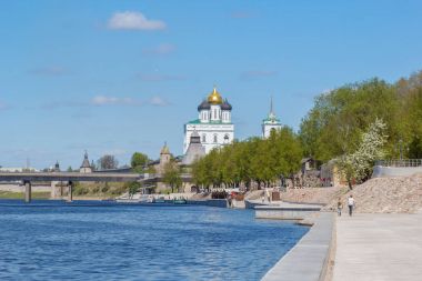 Pskov dolgu, Trinity Katedrali, Kremlin kuleleri