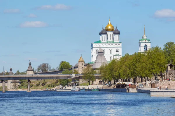 Trefaldighetskyrkan, Kreml torn och bridge i Pskov — Stockfoto
