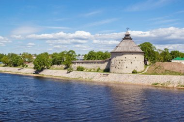 Pskov nehir bankada Pokrovskaya kule