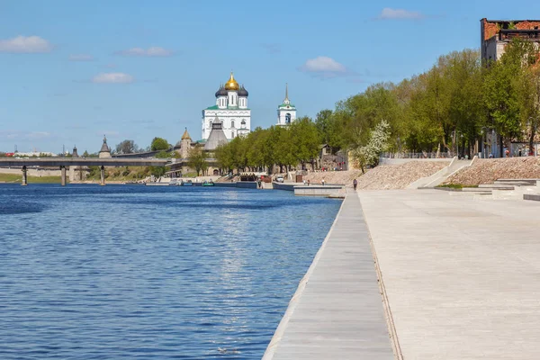 Vedere a digului și a Catedralei Trinității din Pskov — Fotografie, imagine de stoc