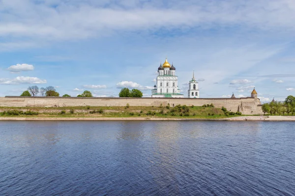 El muro del Kremlin de Pskov y la Catedral de la Trinidad — Foto de Stock