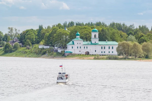 Statek idzie do klasztoru Przemienienia Pańskiego w Mirozh, w Psko — Zdjęcie stockowe